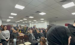 Pastacılarda rakip aday konuşmayı bölünce cevapları dinlemeden çıktı