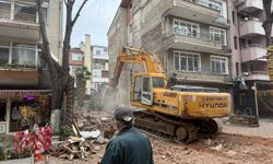 Köseoğlu Sokak'ta hasarlı bina yıkıldı