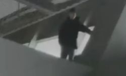 Yine Aynı Tehlike! Dev Maçta Genç Taraftar Tribünden Atlamaya Kalktı