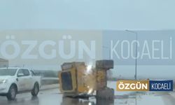 İş makinesi yağmurda kaydı, yan yattı
