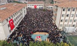 Fatma Öğretmene Okul Bahçesinde Veda