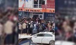 Vekil Çömez AK Parti Binası Önündeki Kuyrukları İşaret Etti: “Harçlık mı Dağıtılıyor?”