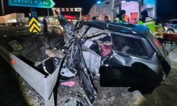 TEM’de Bariyerlere Çarpan Otomobilde Parçalandı!