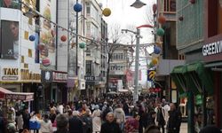 İzmit’te Bayram Yoğunluğu: Caddelerde Adım Atacak Yer Kalmadı