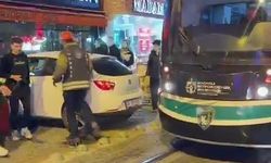 İzmit’te Otomobil Kafeye Daldı: 2 Kişi Yaralandı