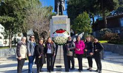 CHP’li kadınlardan Atatürk'ün huzuruna çelenk