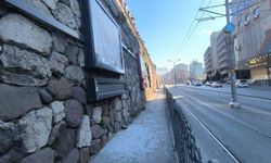 Eski tren yolunda bulunan rölyef tuzla buz oldu