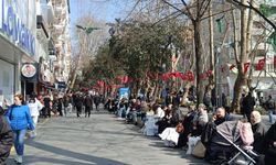 İzmit’te Bayram Yoğunluğu: Çarşıda Adım Atacak Yer Kalmadı