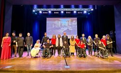 Özel bireylerin özel sahnesi ayakta alkışlandı