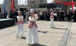 Kent Meydanı'nda Nevruz coşkusu: Ateş yakıldı, demir dövüldü