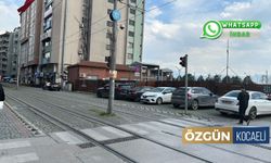 Tramvay hattında park tehlikesi: Yaya geçişi işgal altında