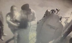 Arkadaşının Babası Cami Kapısında Dövdü