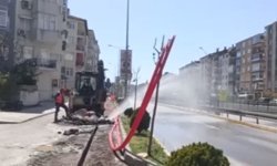 Karamürsel’de Su Borusu Patladı: Caddeyi Su Bastı