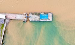 Körfez’de sağanak sonrası denizin rengi kahverengiye döndü