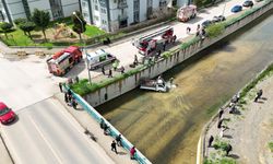 Kocaeli’de Kamyonet Dereye Uçtu: Kaza Anı Güvenlik Kamerasında