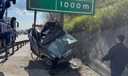 Kocaeli TEM'de Otomobil Yön Levhasına Saplandı