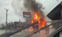 Başiskele’de İş Yeri Alevlere Teslim Oldu