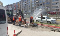 Kazı Faciası: Patlayan Su Hattı Caddeyi Göle Çevirdi
