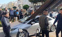 Kamyondaki demirler otomobile saplandı