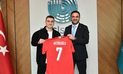 Kerem Aktürkoğlu’ndan Başkan Özlü’ye Özel Hediye