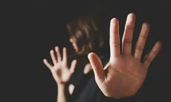 Derste Uygunsuz Hikayeler Anlatıp Öğrencisine 'Beni Tahrik Ediyorsun' Dedi