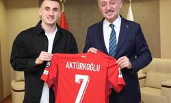 Kerem Aktürkoğlu’ndan Başkan Büyükakın’a Milli forma