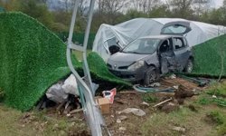 Kartepe’de kontrolden çıkan otomobil seraya daldı! 4 kişi yaralandı