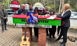 Şarkıcı Rıza Tamer son yolculuğuna gitarıyla uğurlandı