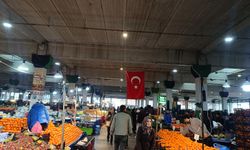 İzmit’te Doğu Kışla Pazarı’nda Ucuzluk Devam Ediyor