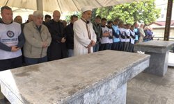 Hayatını kaybedenler için sendika önlükleriyle cenaze namazı