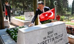 Vali Aktaş Şehit Kabirlerine Karanfil Bıraktı