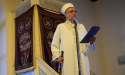 İzmit'te İmam Hutbeye Kılıçla Çıktı! 100 Yıllık Gelenek Bozulmadı