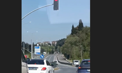 Trafikte “VIP” ayrıcalık: Çakarı açtı kırmızıda geçti