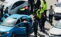 Taksiciyi rehin alıp polise ateş açtı
