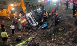 Yolcu otobüsü devrildi: 4 ölü, 15 yaralı