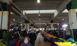 Doğu Kışla Pazarı'nda Tezgahlar Dolu Cepler Boş Kaldı