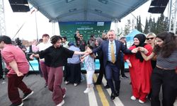 Büyükakın temsili uğurlamada özel bireylerle konvoy yaptı, halay çekti