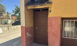 Yeni doğmuş bebeği poşete koyup kapıya astılar