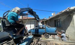 Freni Tutmayan Otomobil İki Evin Arasına Düştü