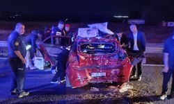 Tırın Çarptığı Otomobil Kağıt Gibi Ezildi