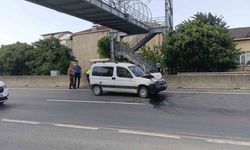 Karamürsel'de Hafif Ticari Araç Otomobile Çarptı: 2 yaralı