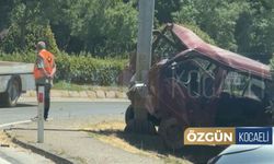 Kartepe'de Minibüs Ok Gibi Saplandı: 1 Ölü 2 Yaralı