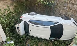 Gebze’de otomobil apartman bahçesine uçtu
