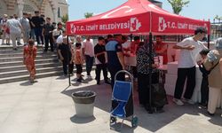İzmit’te Cuma çıkışı aşure ikramı