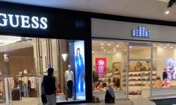 Mescit varken AVM'nin ortasında namaz kıldı
