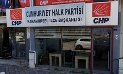 CHP Karamürsel İlçe Başkanlığının Pankartını Kestiler İddiası