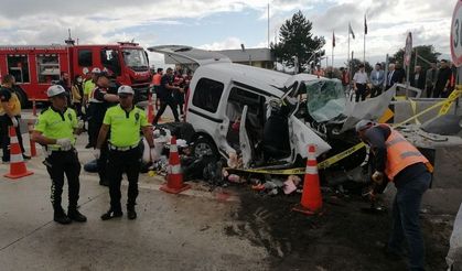 Beton bariyere ok gibi saplandı! 3 kişi can verdi