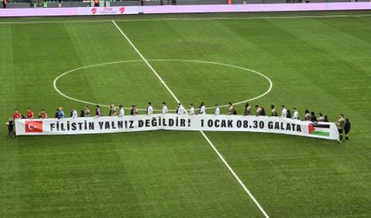 Kocaelispor-Erzurumspor maçında takımlar sahaya Filistin pankartıyla çıktı