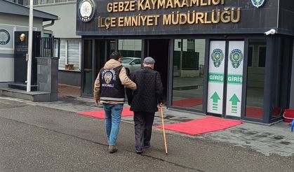 Dolandırıcılıktan Aranıyordu, Bastonuyla Emniyete Götürüldü