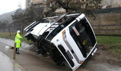 Askeri Nakil Minibüsü Devrildi: 11 Kişi Yaralandı